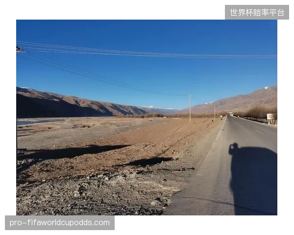 为应对高原稀薄空气对长传球速的影响，阿兹蒙或需更深回撤，这对他的体能是额外消耗。